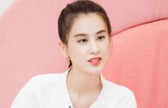 在最新一期《是女儿是妈妈》中，关于婚前同居的讨论引发热议。程潇、李嘉格主张婚前同