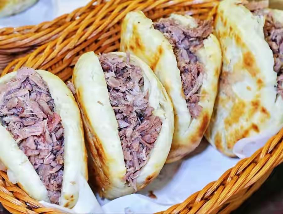来保定必吃的10大美食！

1、驴肉火烧
2、锅包肘子
3、总督豆腐
4、牛肉罩