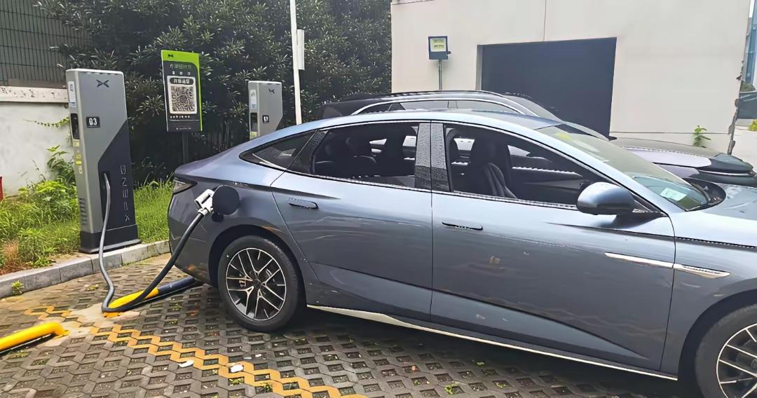 咱们今天算笔实在账：你每天上下班，真需要一块能跑一两百公里的电池吗？
比亚迪在一