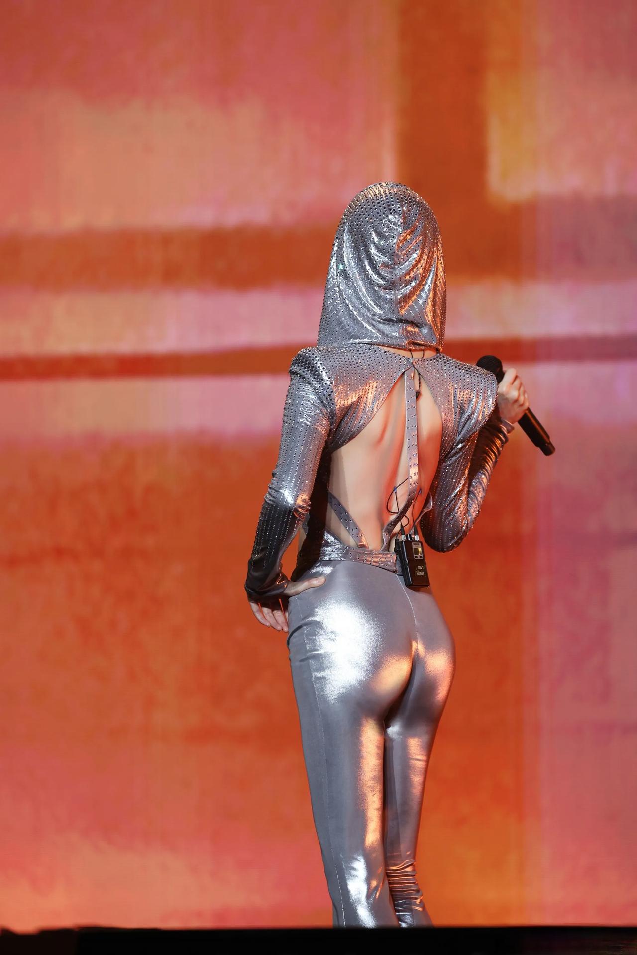 李宇春演唱会热辣紧身裤尽显好身材！

都记得那年的超级女声，一个中性打扮的假小子