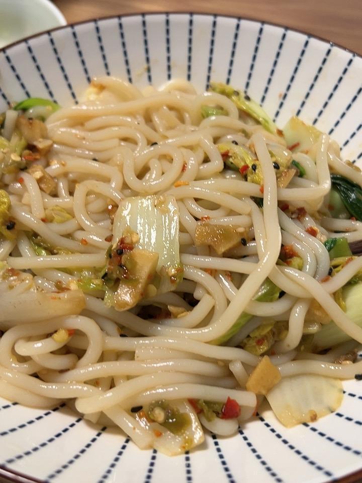 今天吃拌米粉，加了煎鸡蛋和白菜，真的太香了，吃了还想吃！