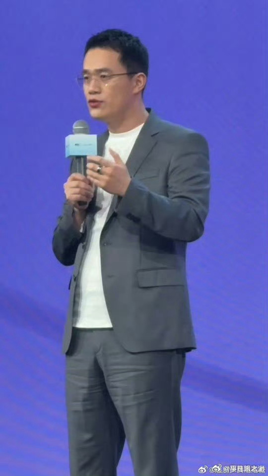 王腾亮相北京谈睡眠科技新风口王腾重返发布会舞台王腾重返发布会舞台，这次居然扎进睡