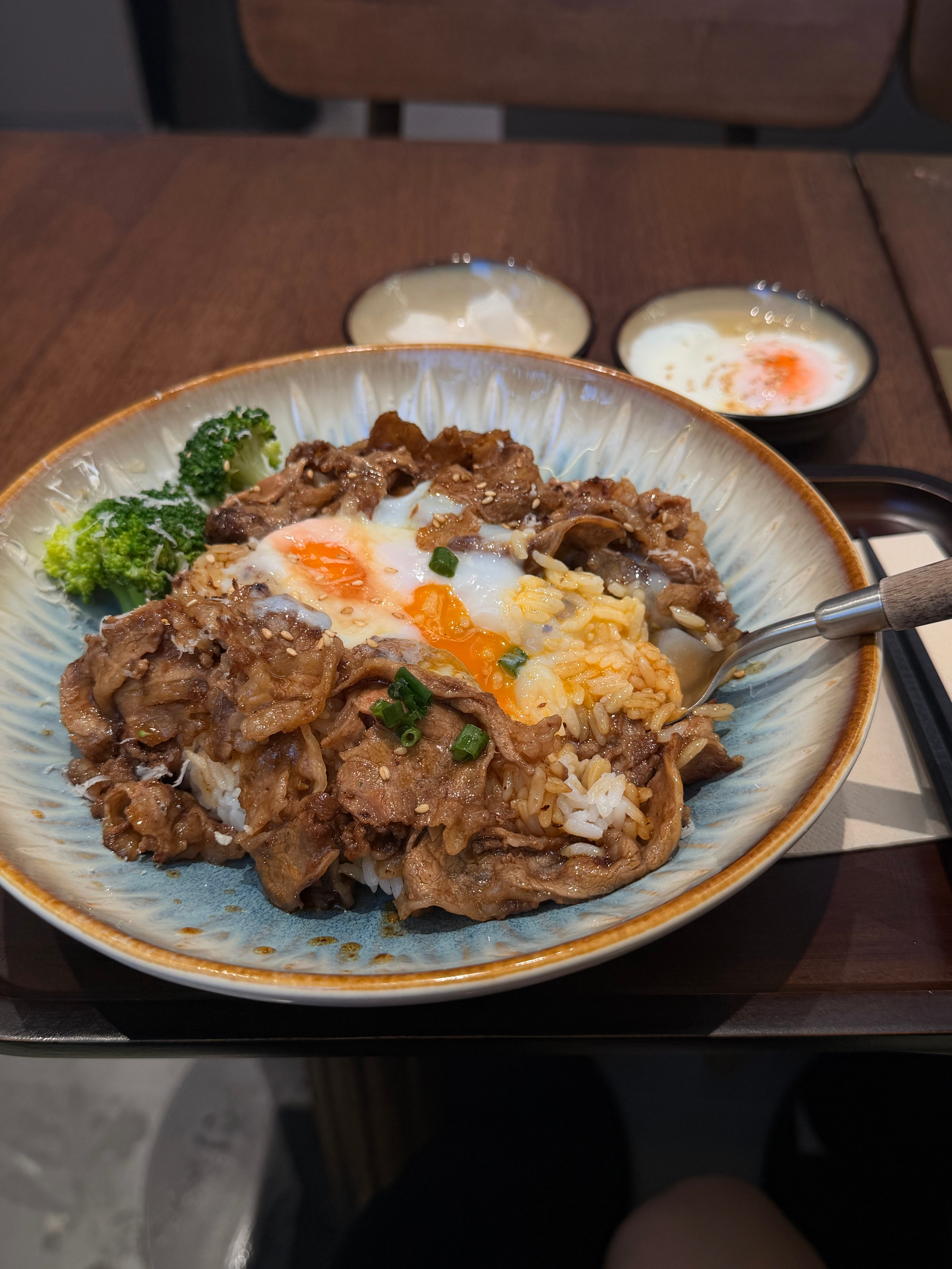 晚饭是团购的¥19.9的牛肉板前烧我还加了一个温泉蛋 吃美了 ​​​