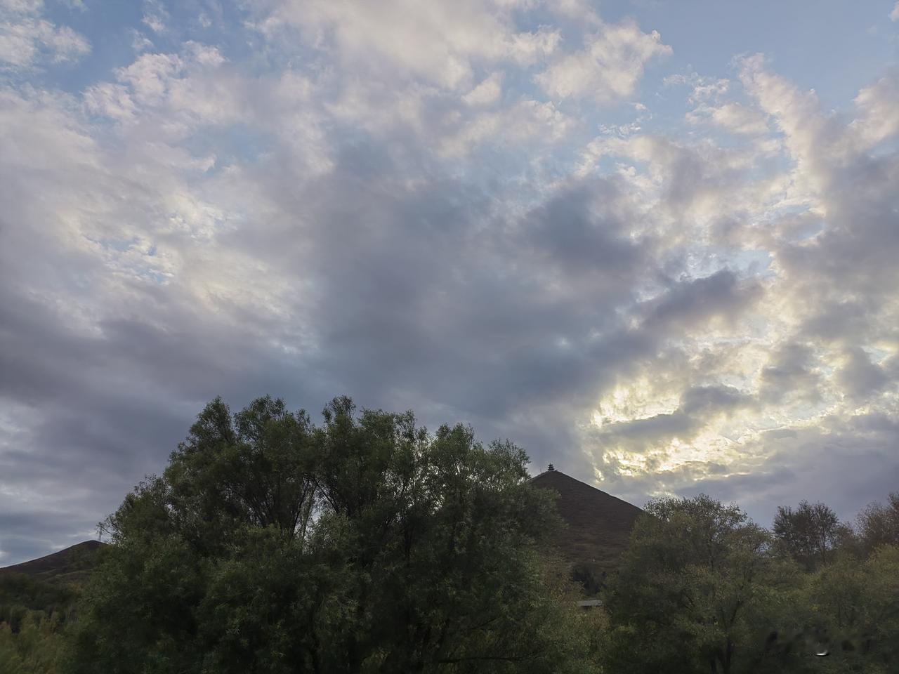 层云漫远山，落日隐云天。
世事有浮沉，守心自安然。
 心态即境界 远山不语，云海