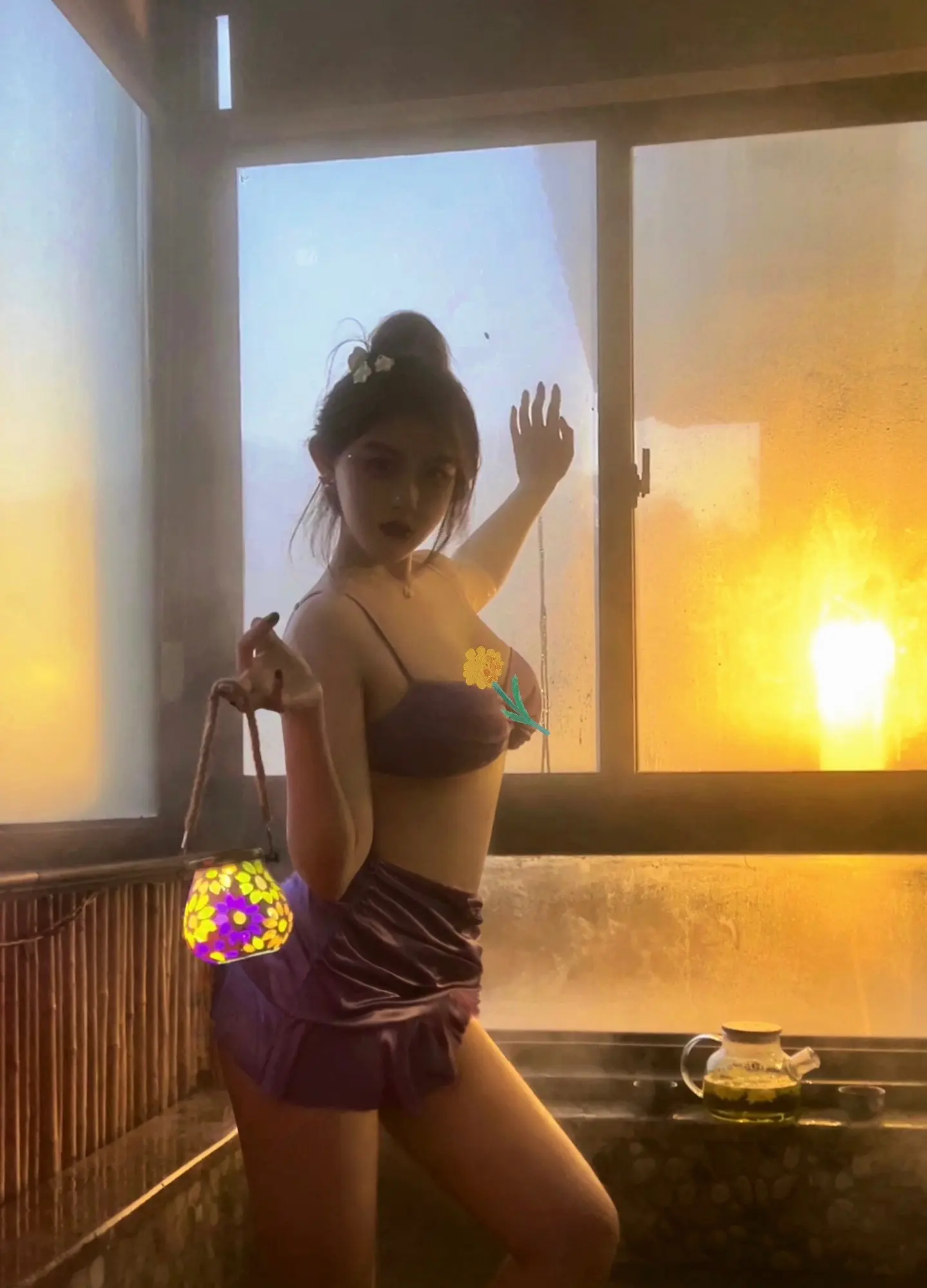 朦胧的雾气和蓝调时刻。温泉
