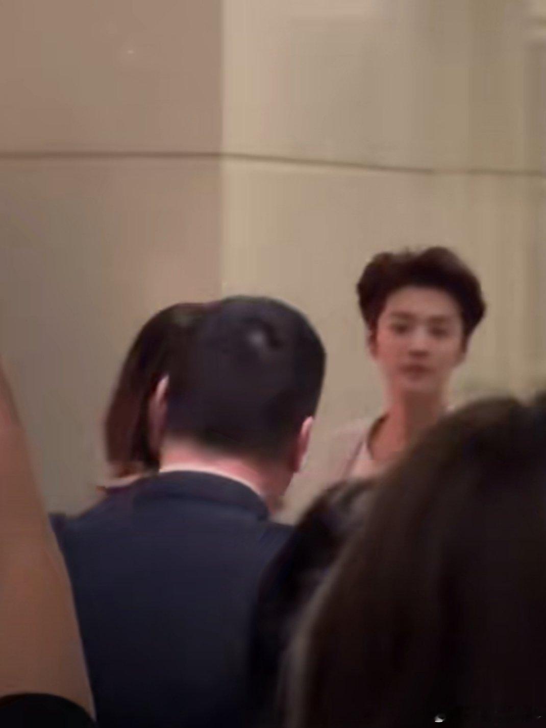 鹿晗酒店被围堵 这是在干嘛？？？看得好无语啊，这也是粉丝吗？鹿晗也挺惨的，人红是