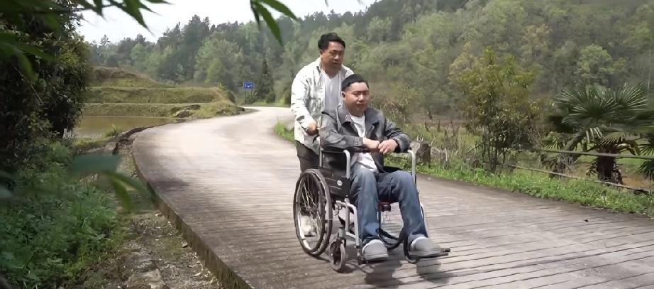 弟弟自学针灸唤醒昏迷两年的哥哥，医生都说“没希望了”，他却创造了奇迹

2024