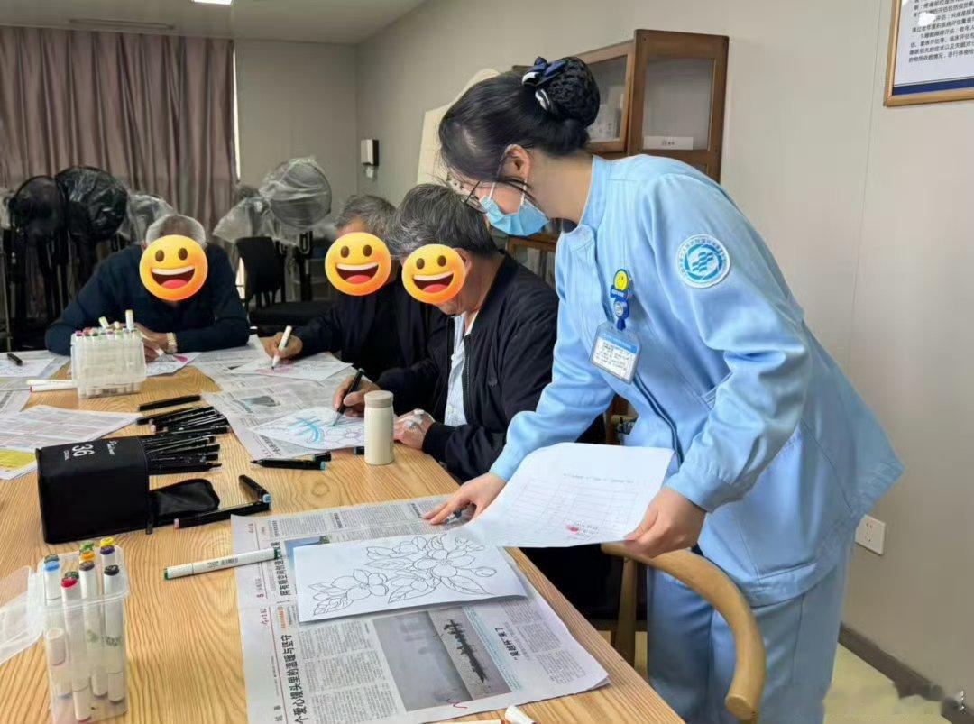 玉环银龄老人用一只画笔疗愈超暖心【病房里“开”出了春天！玉环这个涂色活动，让长者