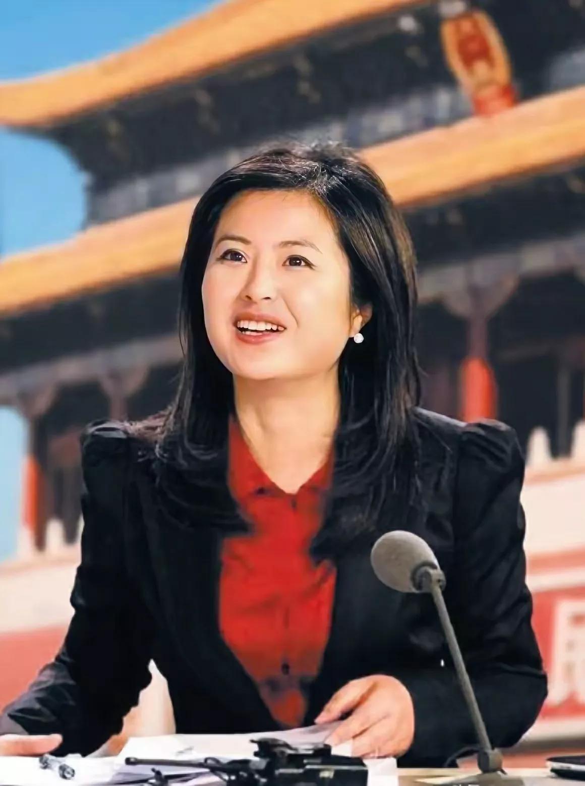 自信满满的女主持，背景是故宫的宏伟建筑，散发着专业与优雅的气息。