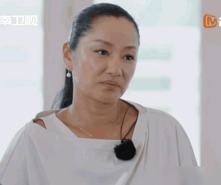 瞿颖盯着黄晓明的脸，眼神里带着点疑惑，节目录制现场原本轻松的气氛突然绷紧了一下。