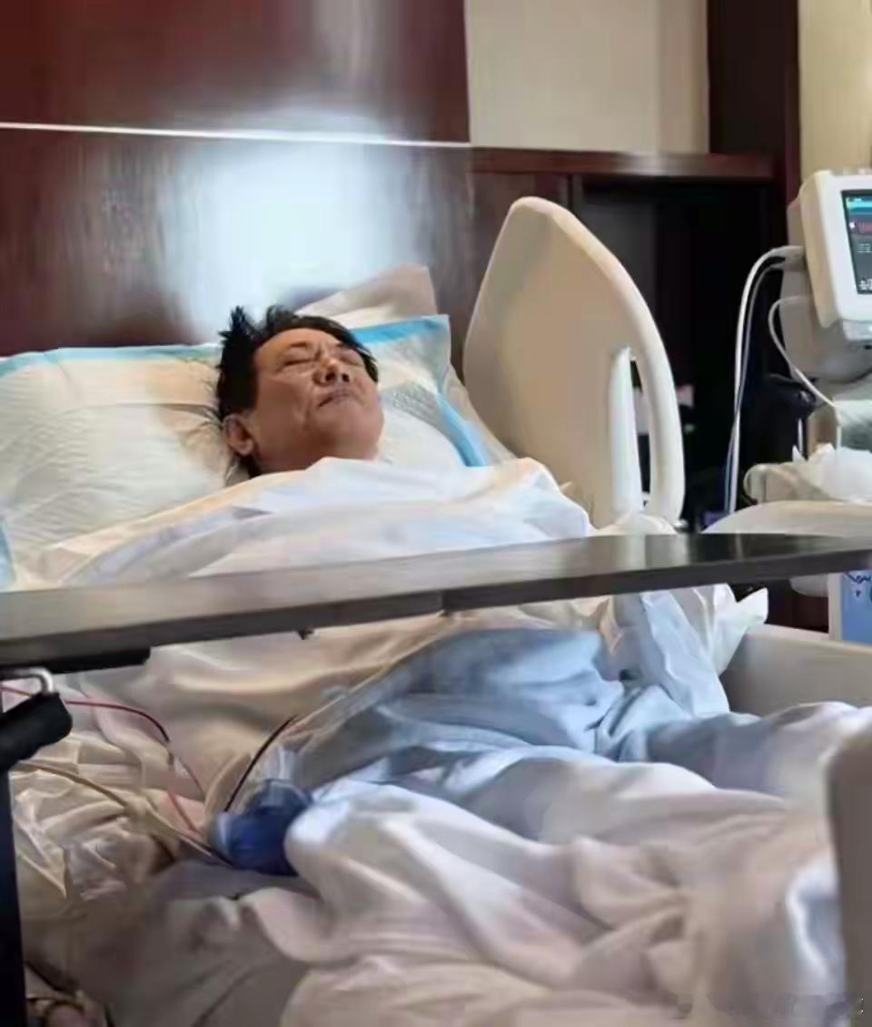 62岁李连杰自曝手术输血照：甲亢并发症再发，网友担忧。 ​​​