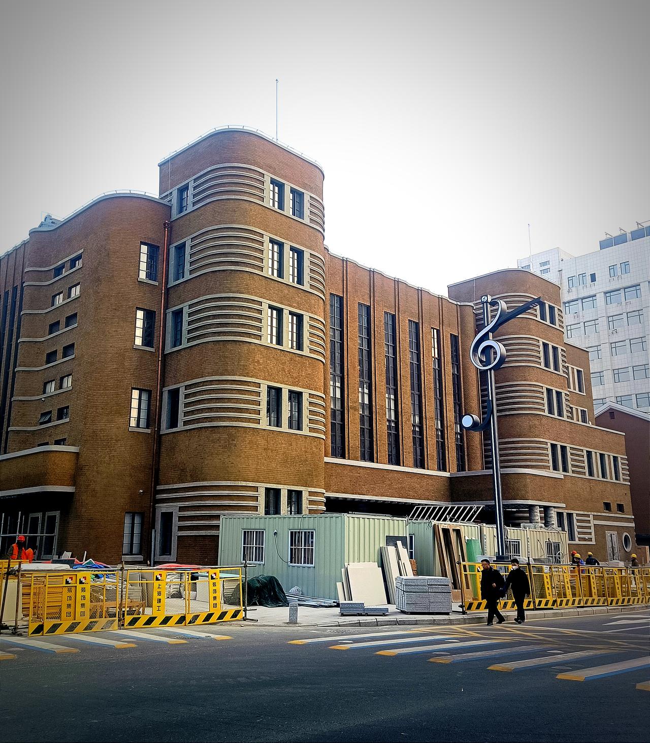 你就是在站前转了一圈儿吧，那确实没变化，都是100年前的历史建筑，明令保护的，维