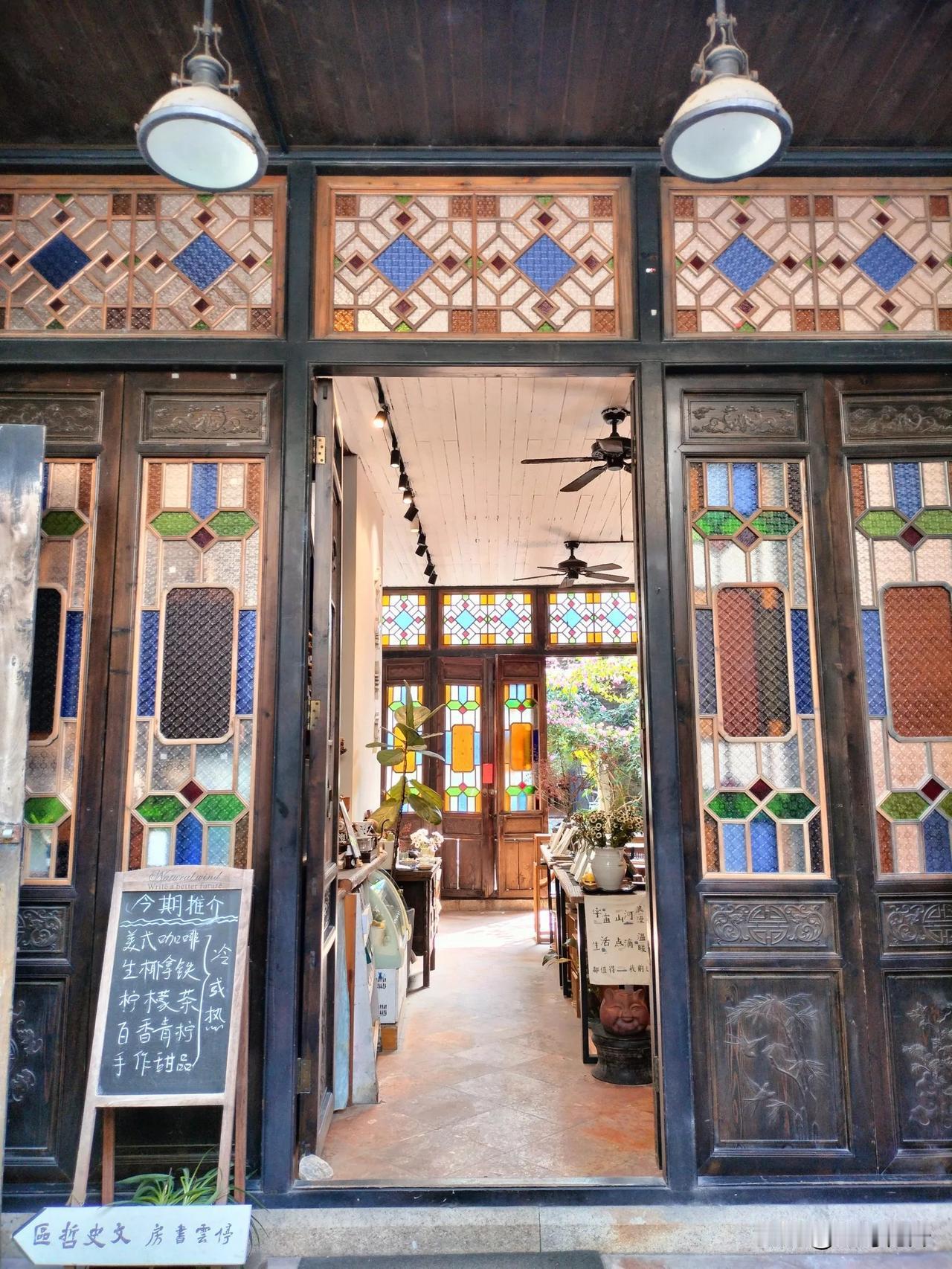 珠海最美书店：停云书房
位于北山杨氏大宗祠内
在此可以安静读书，小聚雅谈，也可品
