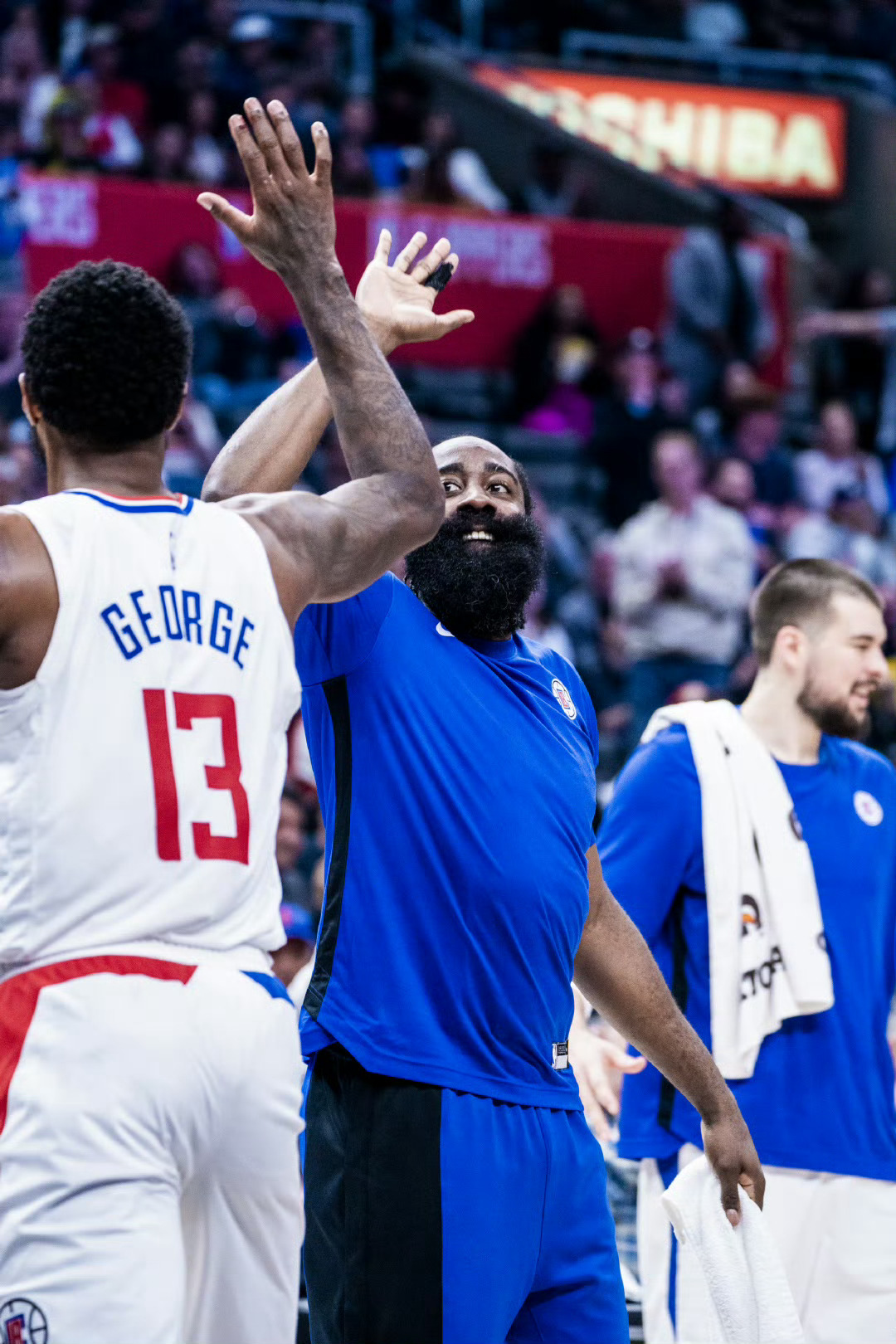 明天对阵太阳小卡将继续缺阵，泰斯（拇指扭伤）出战成疑，其他人球员都可以出战。#快