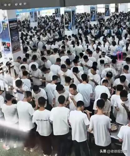 近日山东聊城。一段某中学食堂没有座椅，学生们站着吃饭的视频引发不少网友热议。
