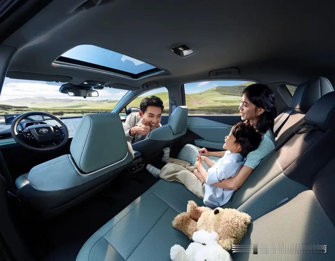 丰田品质B级纯电家轿9.38万丰田bZ3的外观设计独具匠心，犀利的车头造型搭配独