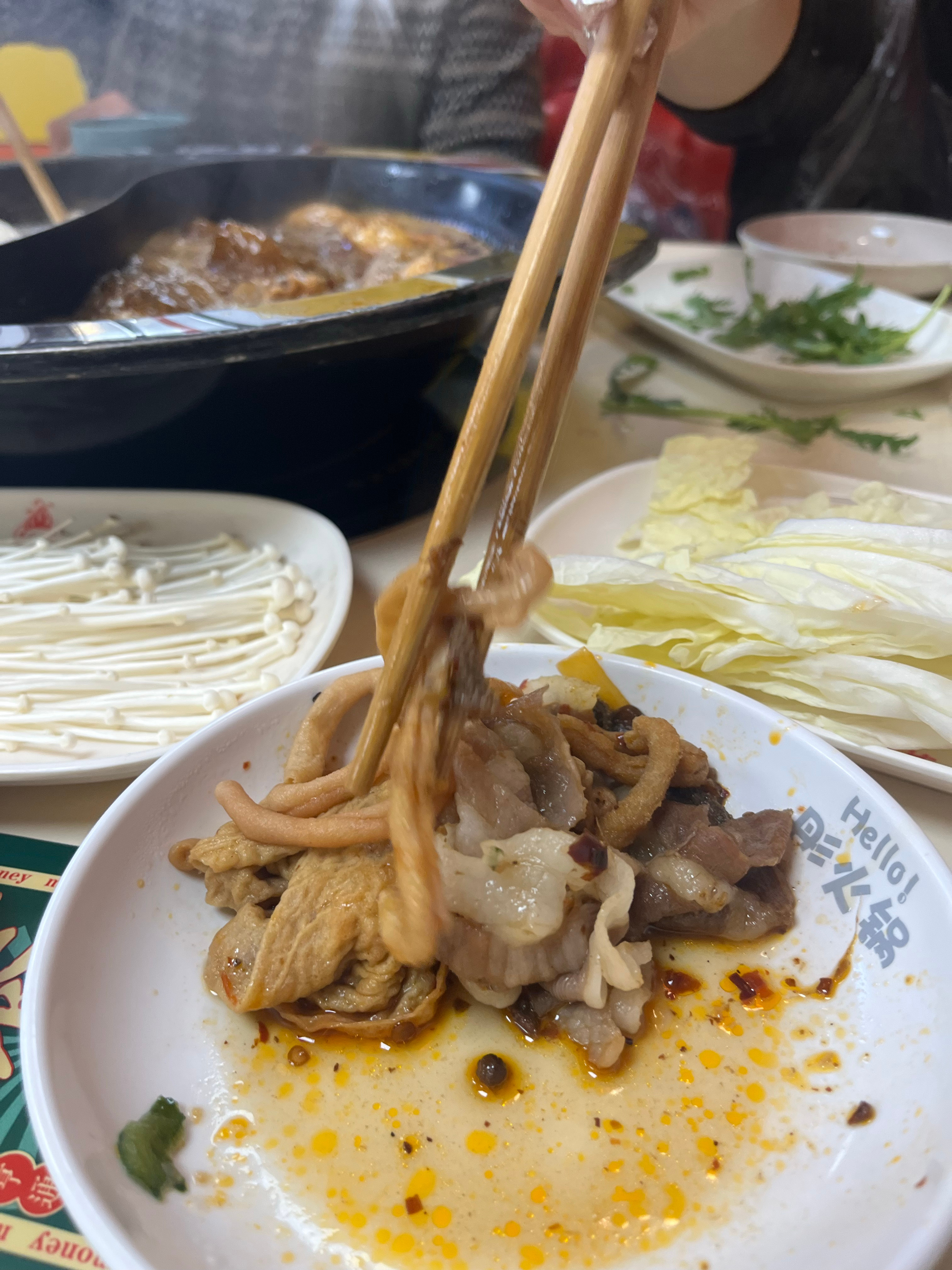 晚上一起吃饭，闺蜜疯狂给我夹菜投喂让我多吃点。她老公就目瞪口呆的看着，看着看着就