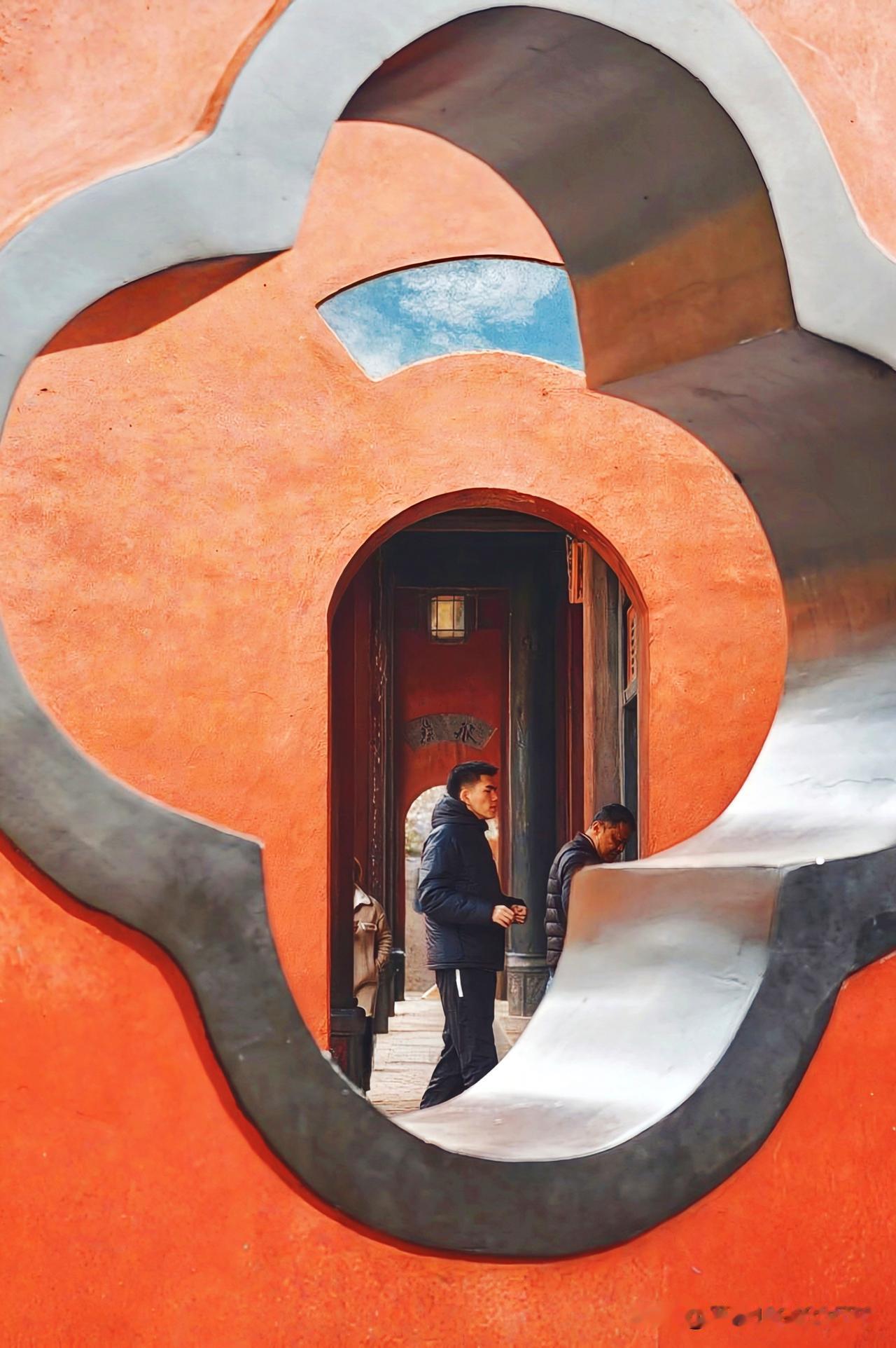 探秘古风建筑，就像打开了时光宝盒。在安宁市雁塔村，“滇中一颗印”风格老宅与鲜花小