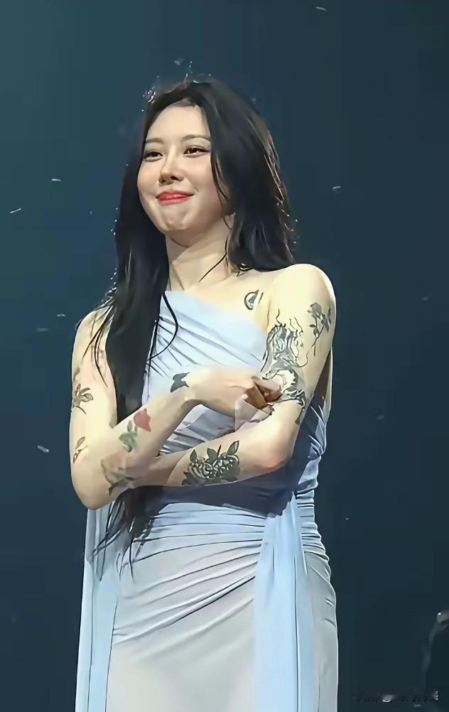 一个年轻的女子，为什么要把自己的身体纹了个乱七八糟？看样子她好像也是从事唱歌事业