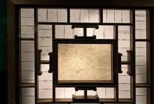 古人用纸糊窗，纸这东西稍不注意就破了，居然刮风下雨还不坏，这背后藏了啥现代人无法