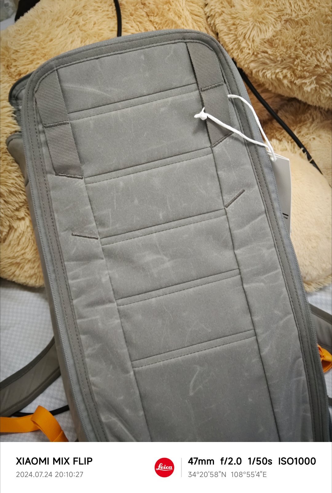 本来出差一直背的 LV 的双肩包，但是装不下16寸的 Macbook Pro于是
