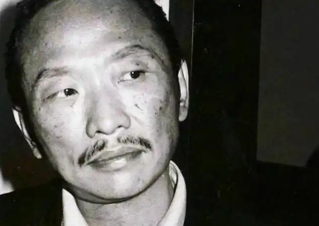 他一生纵情于酒色，47岁暴毙，却留下了70余部价值亿万的经典巨作。

他嗜酒如命