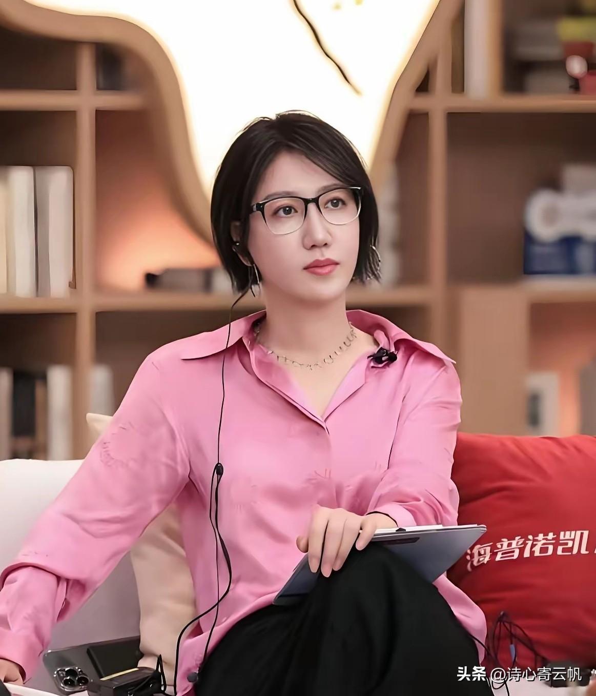 易立竞至今未婚，她出生在东北小城，从小在单亲家庭长大，和母亲一起生活，父亲早已离