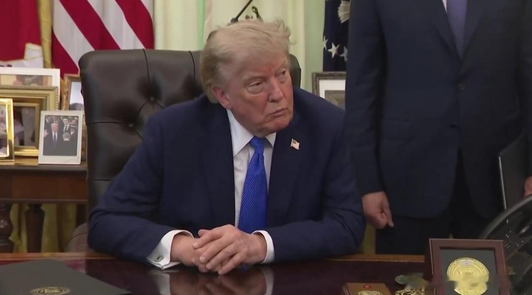 什么是精神分裂？乌克兰表明需要防空导弹时特朗普说我们也需要，没有足够的导弹给你！