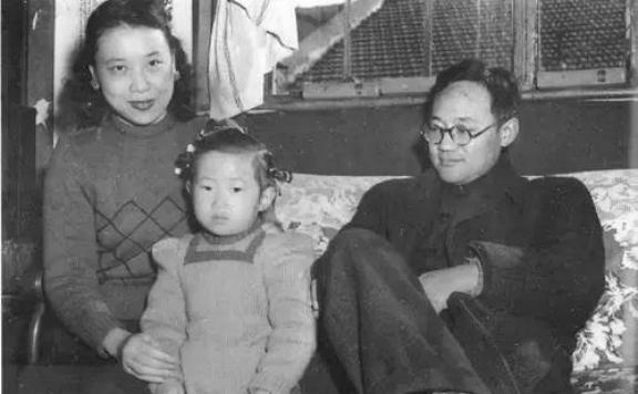 1936年，32岁巴金邀请19岁女粉丝到自己家做客，女粉欣然赴约。谁知，半晌后她
