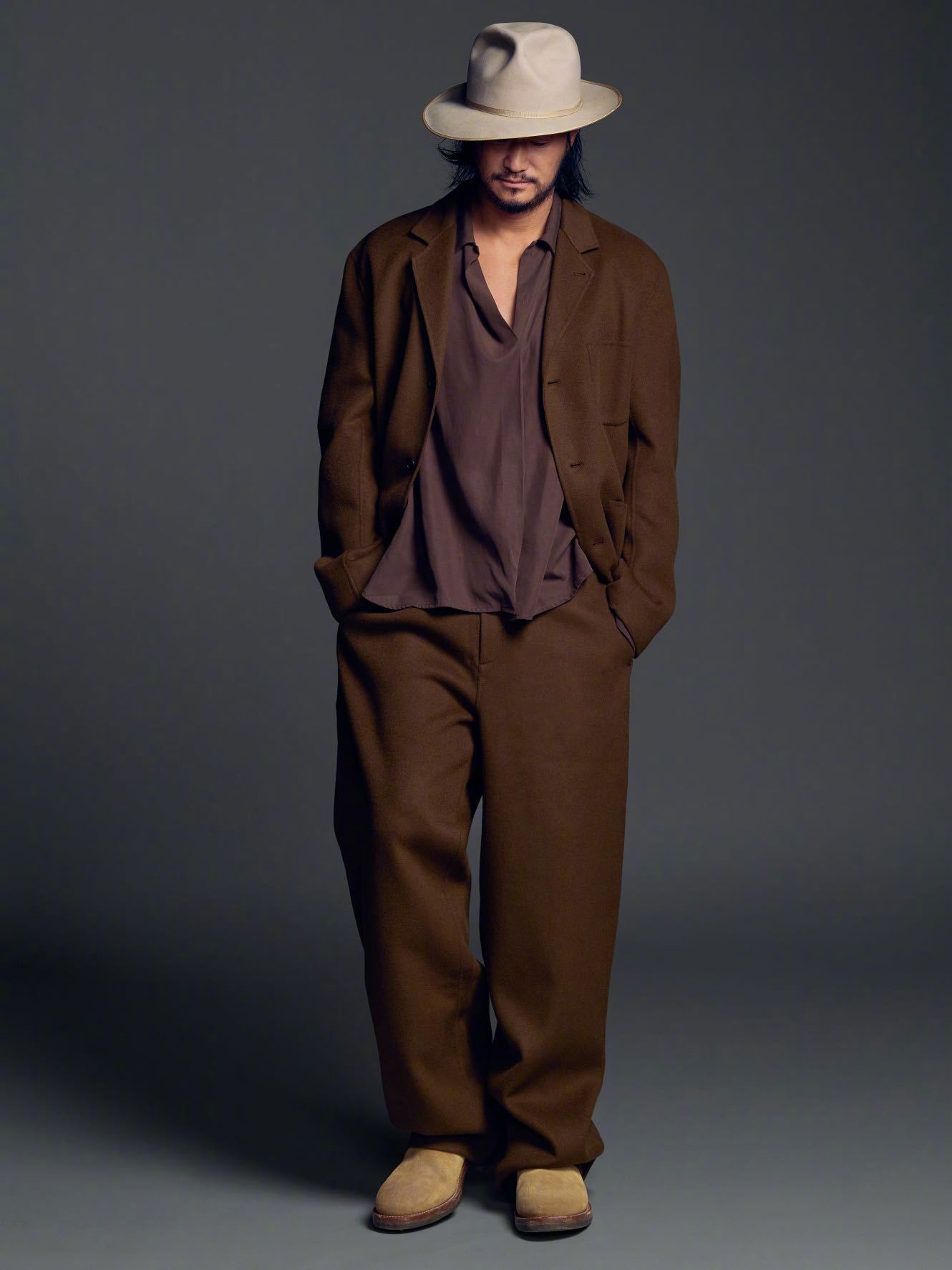 吴京这组帅得不太吴京 静态下的吴京，简直帅我一脸！随性儒雅又松弛有型，时尚感拿捏