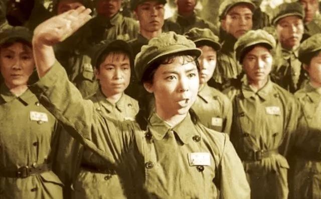 1951年抗美援朝战争中，一支中国志愿军小队被美军围困，战斗后五名女战士神秘失踪
