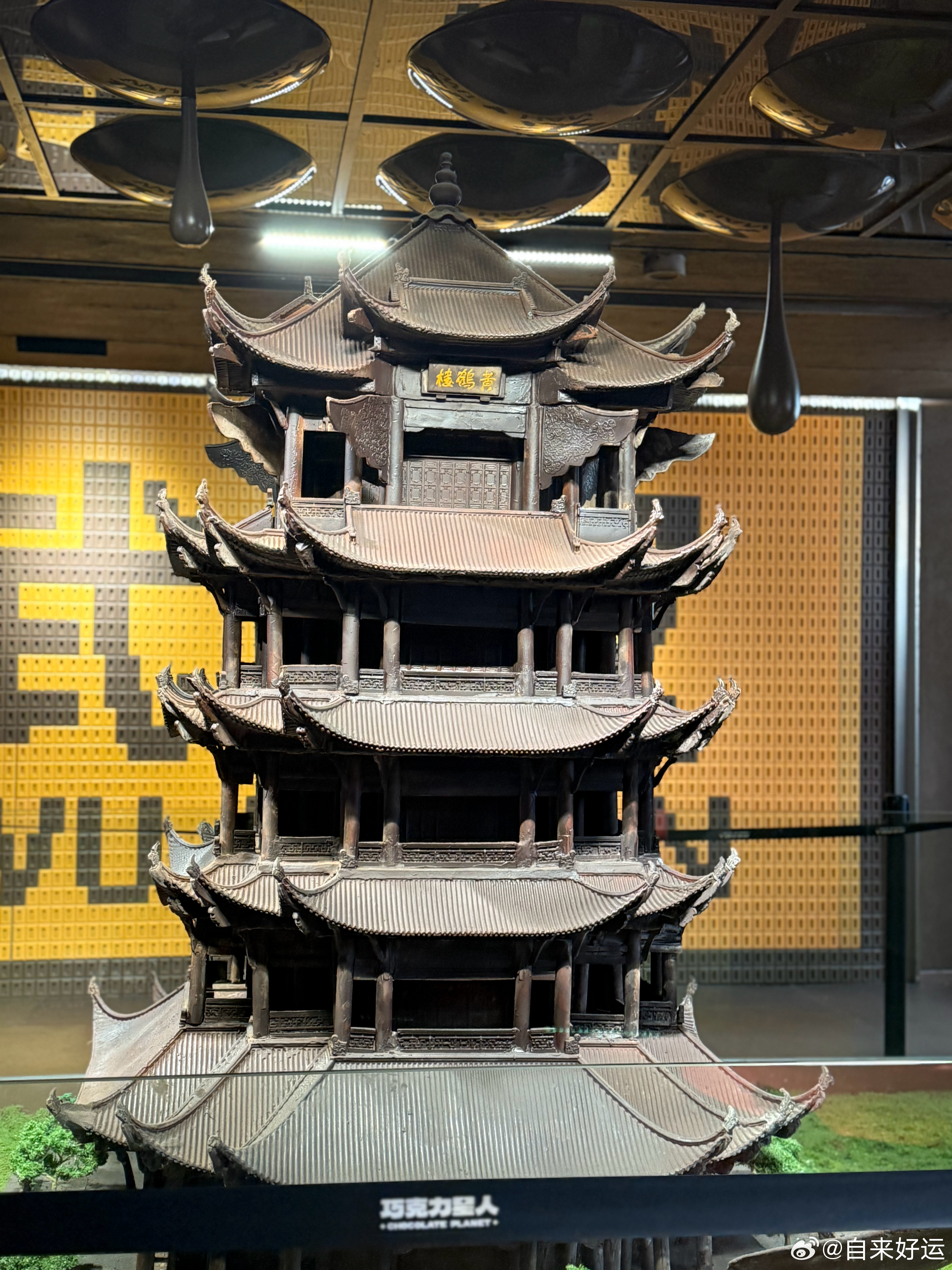 认识十多年的群友来武汉看F4演唱会，我和另一位本地亲友担当地陪。上午九点江汉路集