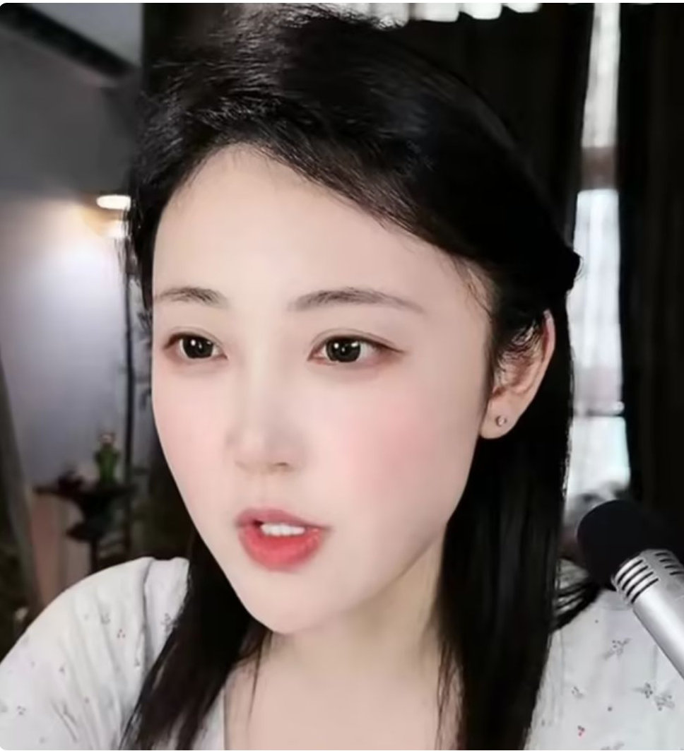 曾直播擦边赚钱捐给乡村孩子，被喷到退网，如今50岁重新复播 