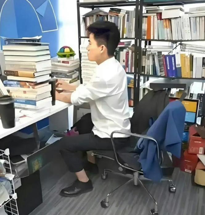镜头下读书的董宇辉！
一直觉得董宇辉确实读过不少书，但并没有觉得他多有文化
看看