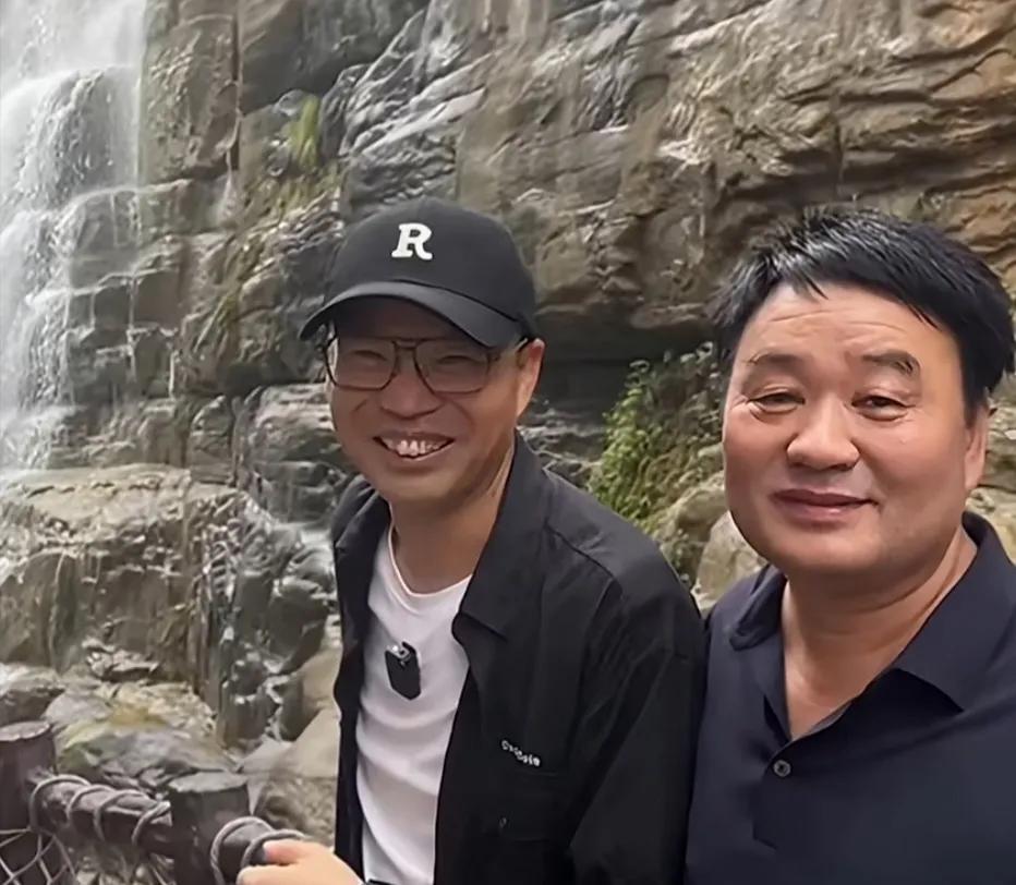 这一次，王迅伤到自尊心了。
有位不讲武德的大哥找王迅合影，完事发文王迅和自己一样