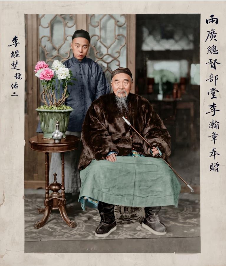 这张照片堪称晚清“顶级权贵”的定妆照，端坐的老者，身着厚重毛皮大氅，头戴瓜皮帽，