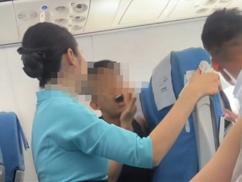 厦航回应飞往香港航班两男子发生争执：已处置未影响航班运行