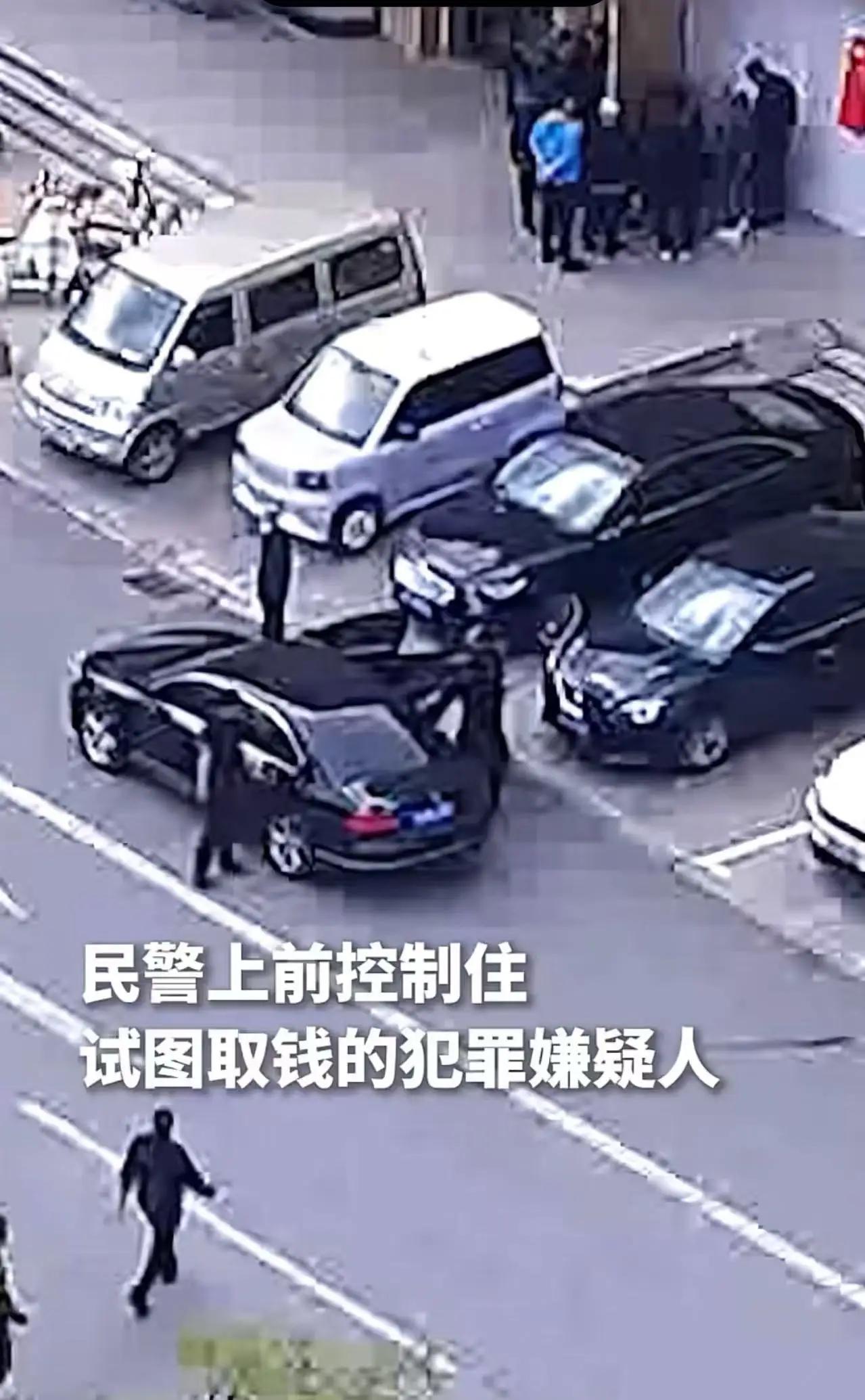 心态是良医，冷静能救命

辽宁盘锦那位女子，被关在屋里，旁边站着要钱的绑匪，换一