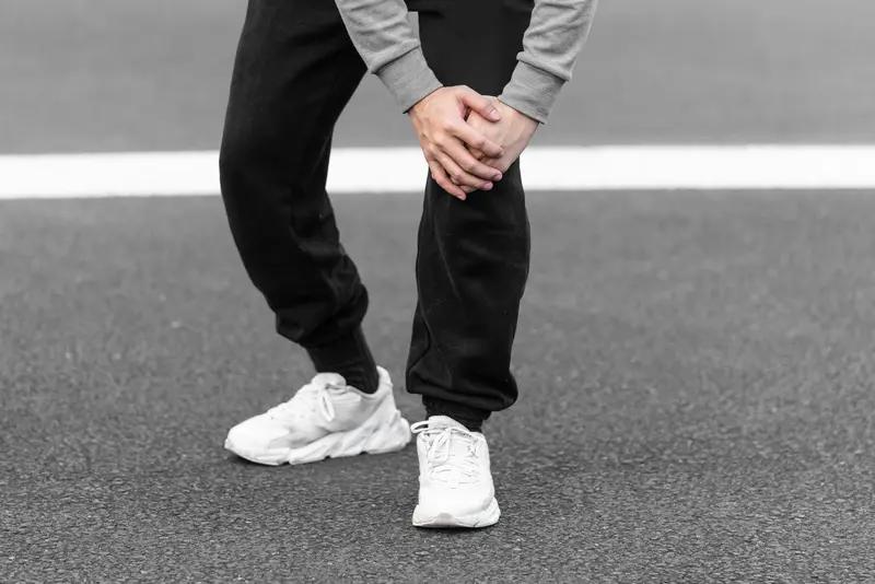 1月26日，有网民发布了一段视频，视频里一名男子怀疑女儿用纸巾擦头发，在家中像一