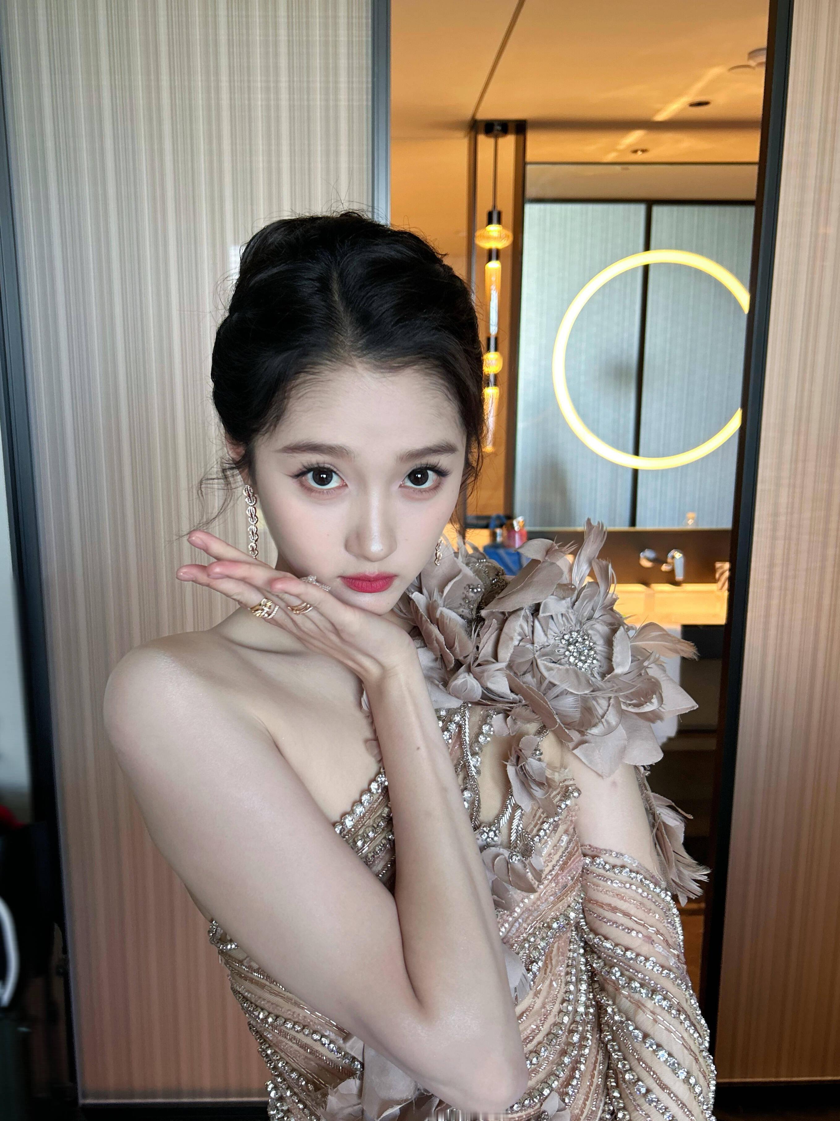 允许关晓彤洗把脸就来走红毯晓彤的底子根本不需要复杂造型，清爽点更好看 ​​​