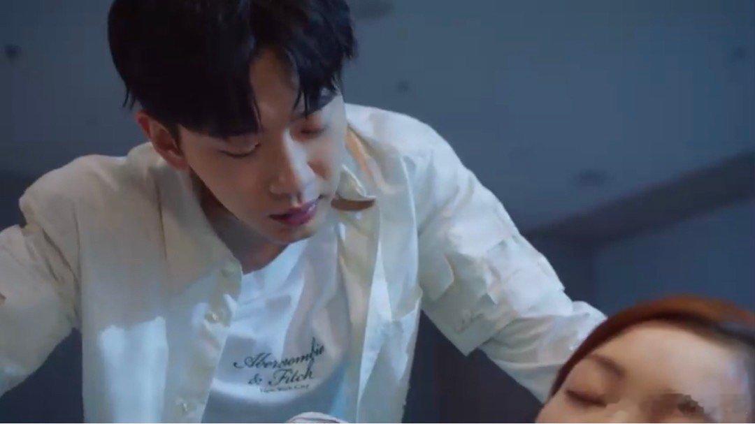 #费启鸣吻戏够不着嘴#不经意之间流露出来的笑点，才最让人刻骨铭心难以忘怀，程耀 