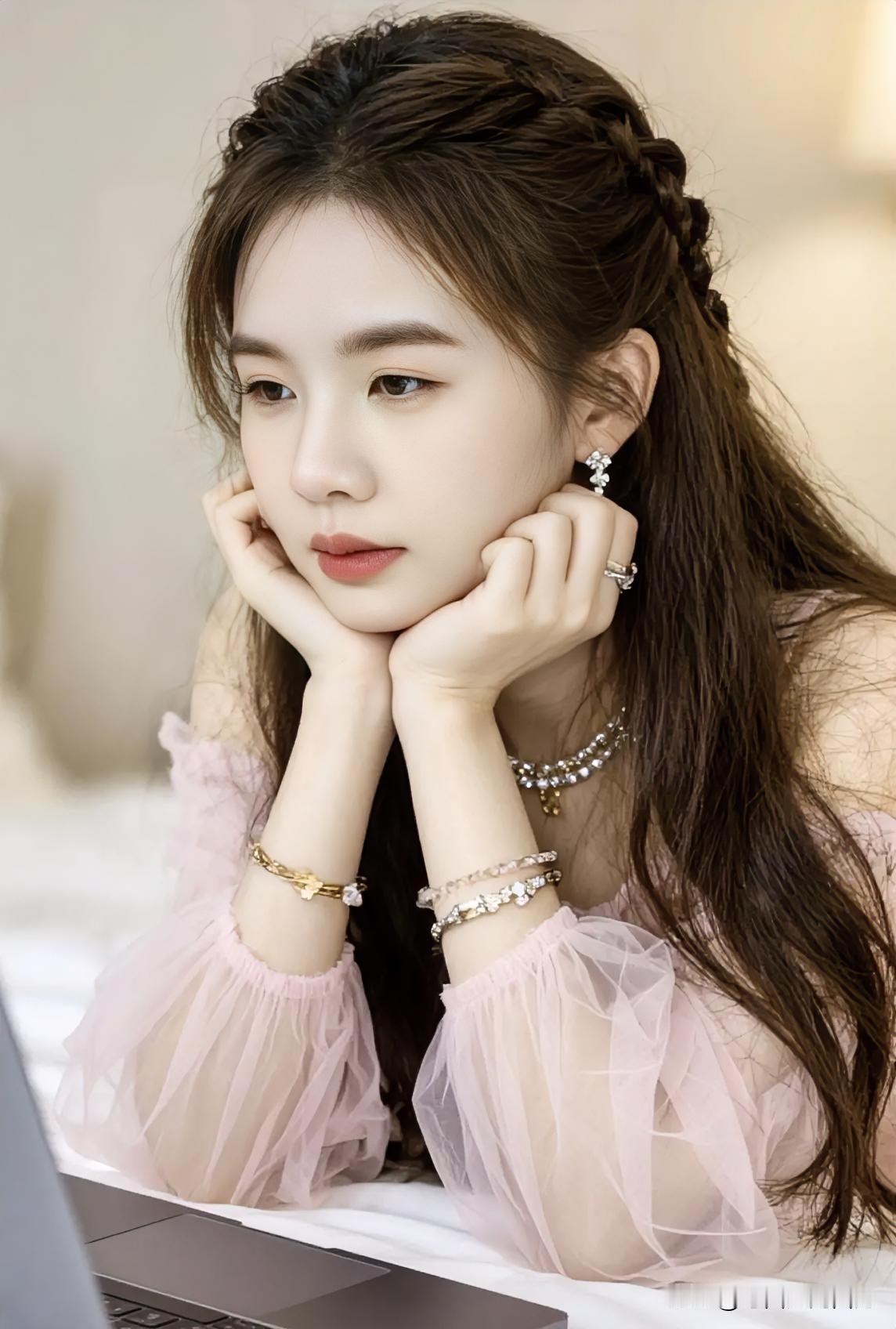 女儿死活不肯让陌生男进门，是不是缺乏安全感的缘故？
 
窗外的雨淅淅沥沥下着，时