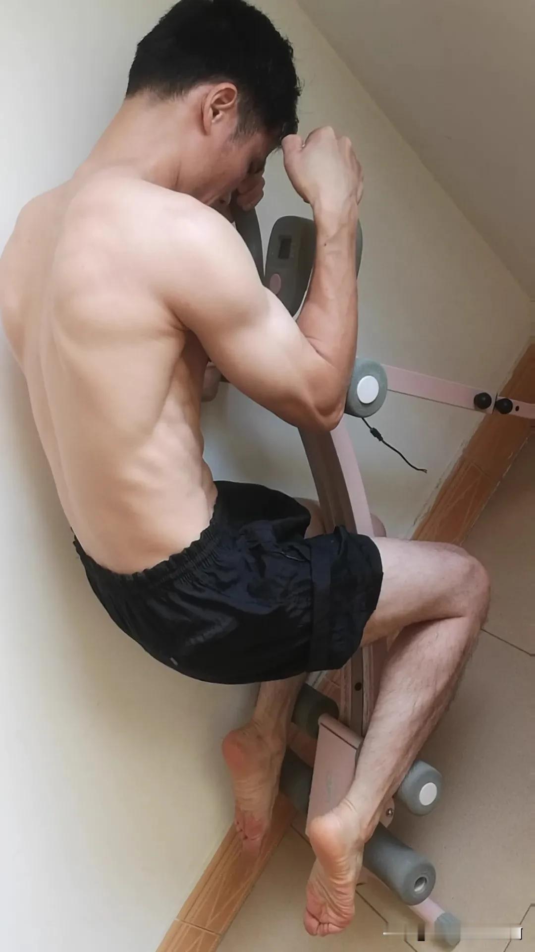 我感觉这样练腹肌没什么作用啊……
在练这个动作时，感觉都是手臂和肩膀附近肌肉比较