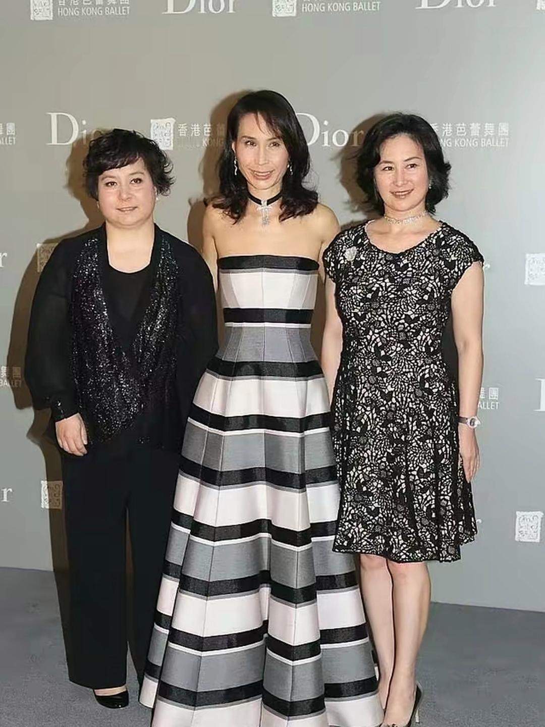 六年前送别父亲，四年前送别母亲，如今又要亲手送别三妹何超蘧，接连失去至亲，心里该