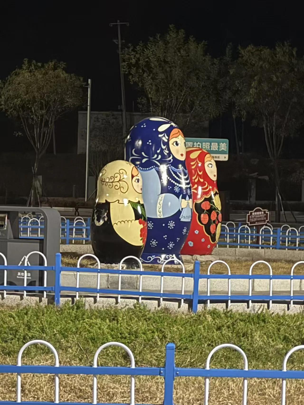 有些人是难以沟通的：
你同他以诚相见
他同你躲躲闪闪
你同他实话实说
他和你敷衍