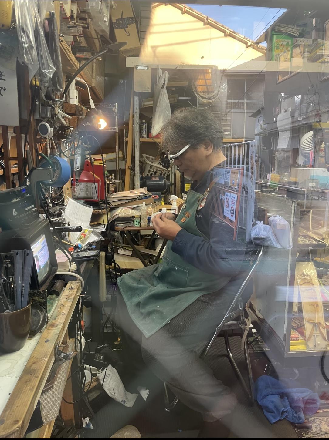 凌晨三点，老城区维修店的卷闸门还亮着灯。

张师傅蹲在满地零件中间，手里是台泡过