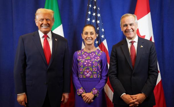 特朗普改口了！当地时间12月5日，特朗普、辛鲍姆、卡尼一同登台，在国际足联世界杯