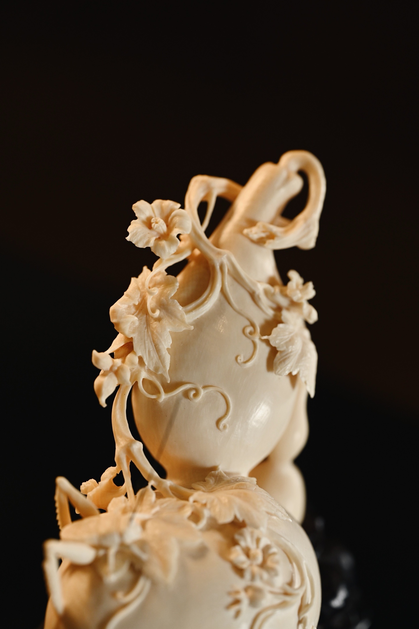 猛犸 | 福禄万代•葫芦 摆件料质细腻莹润，雕刻葫芦饱满，藤蔓缠绕，花叶相依，尽