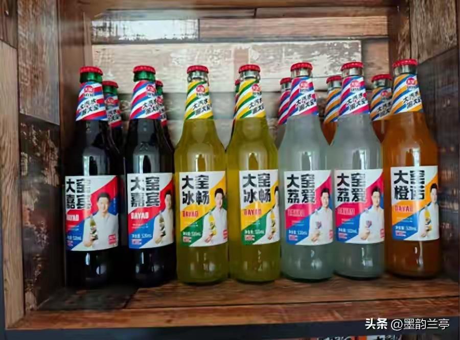 大窑这饮料，堪称国货饮料界的逆袭王者！墨绿色玻璃瓶配红白蓝标签，风格土得掉渣，却