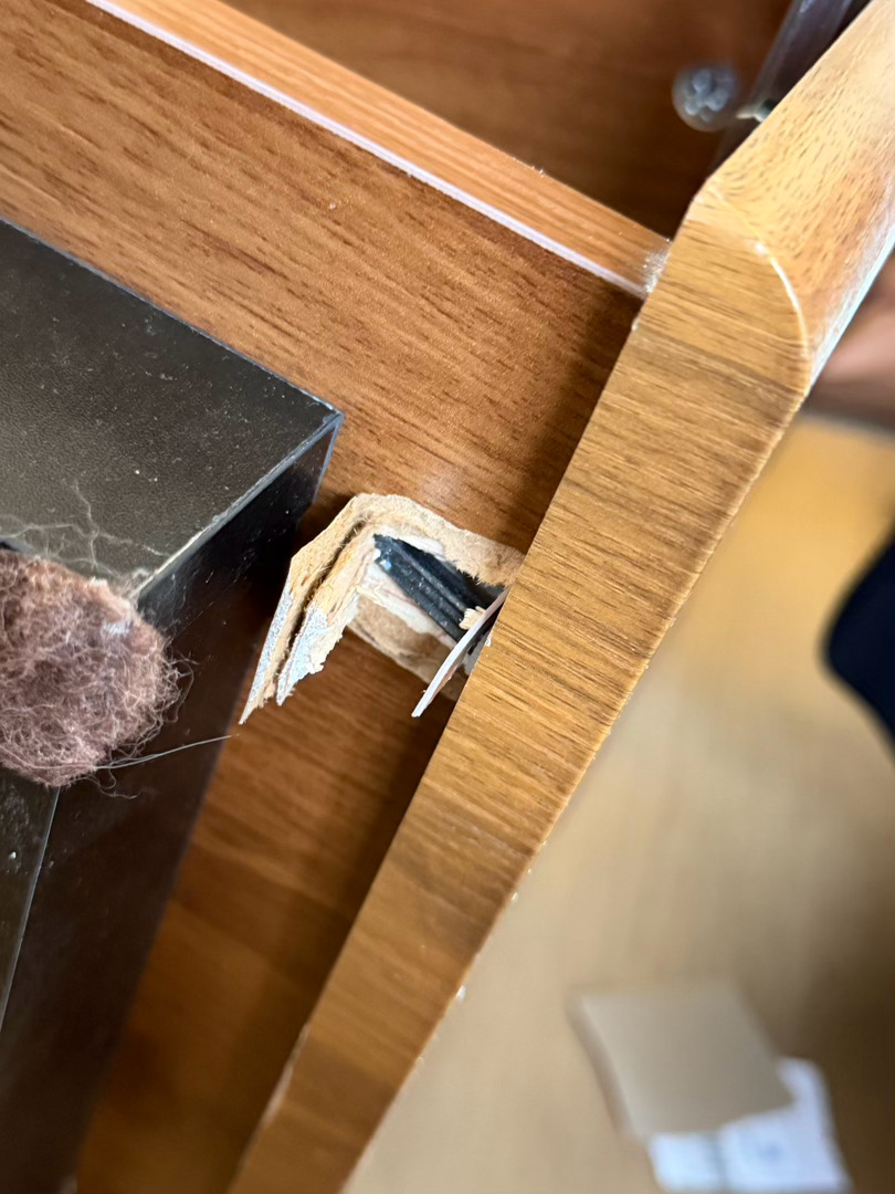宝宝们最近我在闲鱼收了一个柜子，卖家告知是柜体倾斜，但可以正常使用，然后我就收了